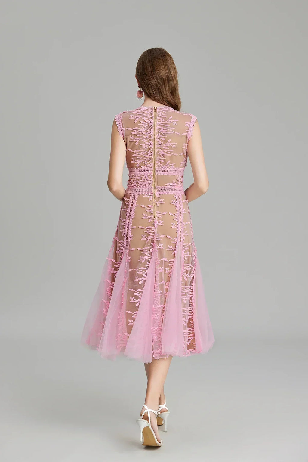 Vestido de festa midi luxuoso com bordado de flores e fecho dourado, sem mangas e decote redondo