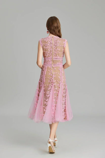 Vestido de festa midi luxuoso com bordado de flores e fecho dourado, sem mangas e decote redondo
