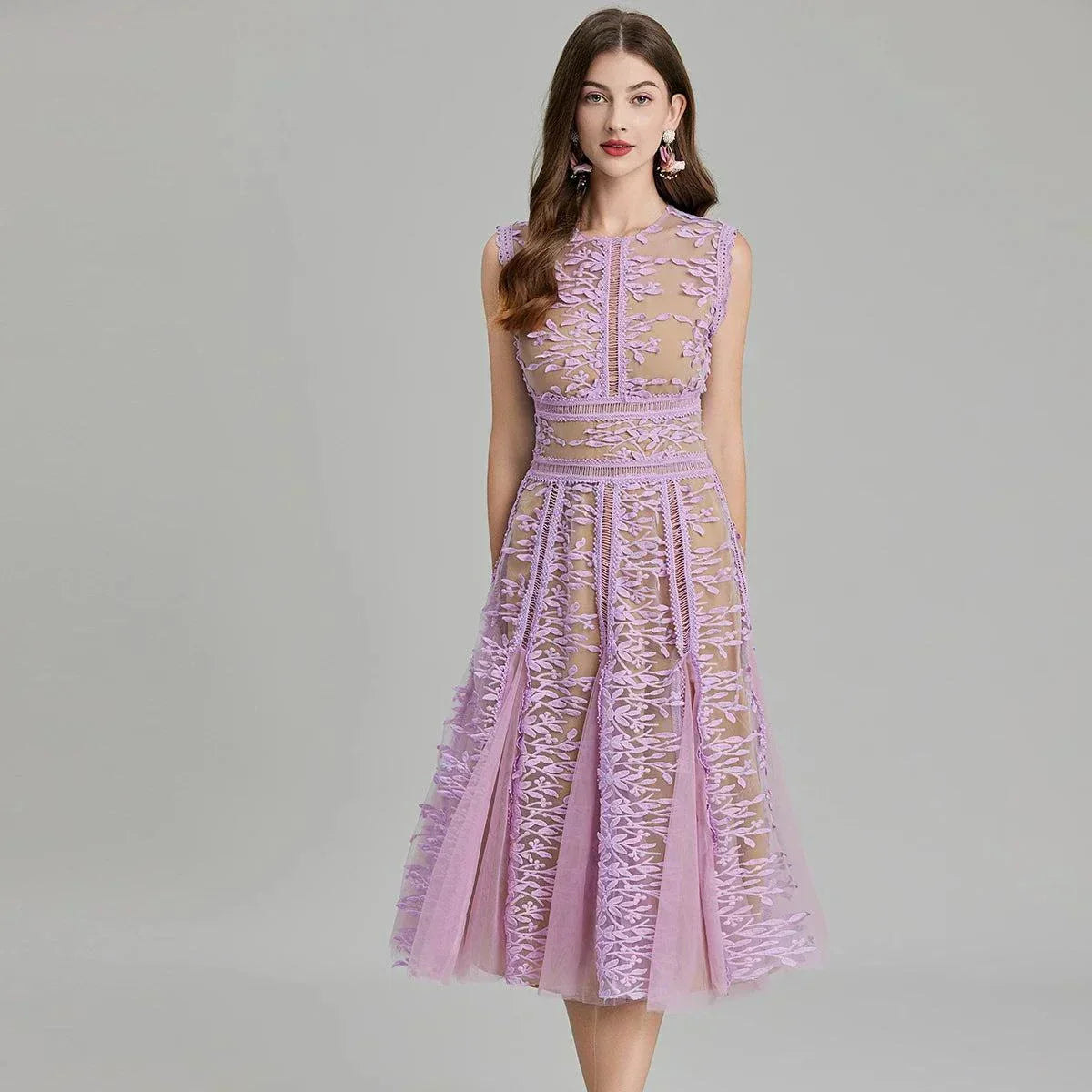 Vestido de festa de verão de luxo com bordado floral em malha, decote redondo, sem mangas e fecho dourado nas costas.