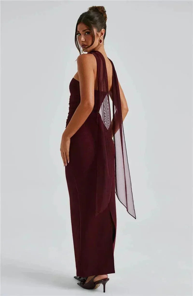 Vestido longo preto cai-cai ajustado com echarpe de chiffon fluida