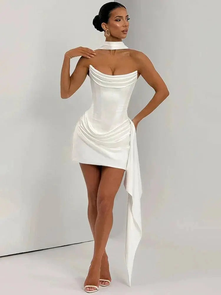 Vestido curto tomara que caia com corset estruturado, drapeado elegante e laço decorativo em tecido rosa romântico.