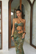 Vestido Oco longo estampado cobra com recortes e alça halter de missangas