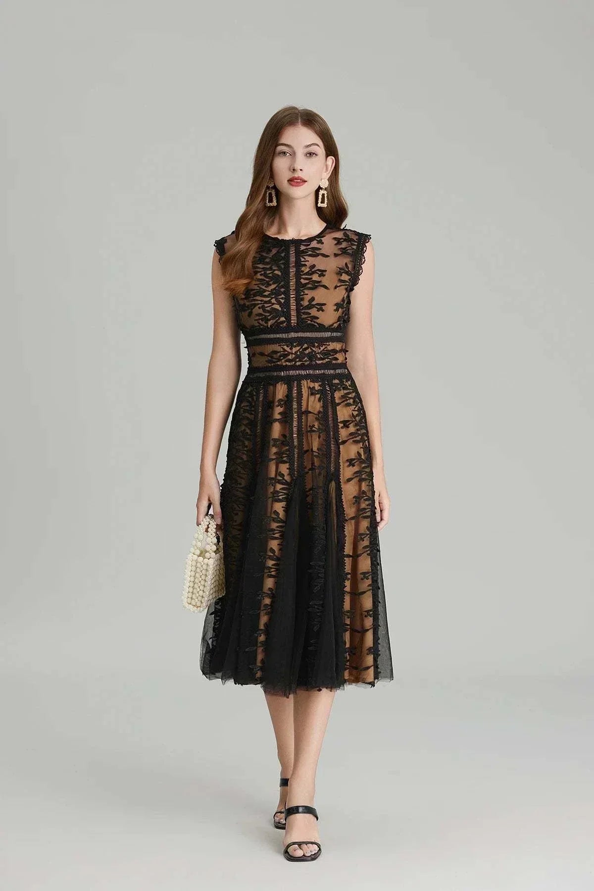 Vestido de festa de luxo em rede com bordado floral, decote redondo e fecho dourado, estilo midi e sem mangas.