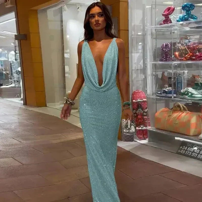 Vestido maxi senhora com lantejoulas, decote em V profundo, sem mangas e corte sereia para festa formal.