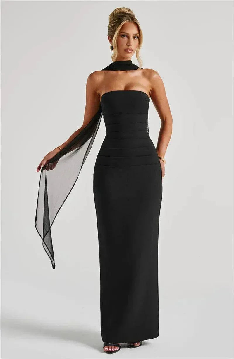 Vestido longo preto ajustado com drapeado e echarpe de chiffon fluida