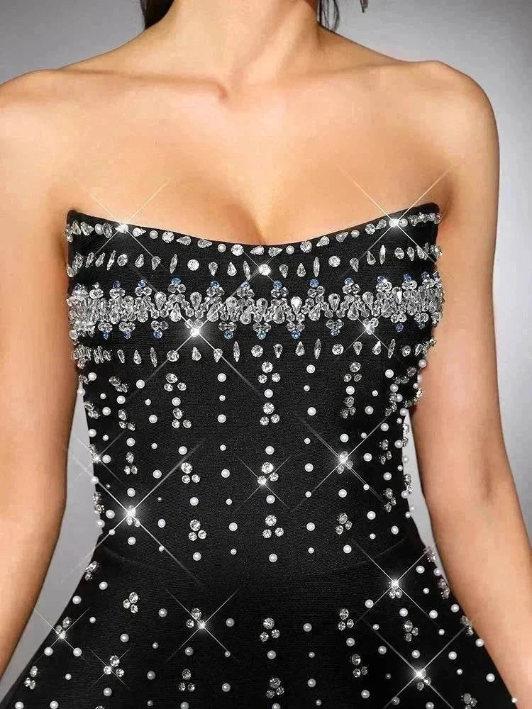 Vestido Tomara Que Caia mini evasê preto com pedraria e strass para festas e baladas