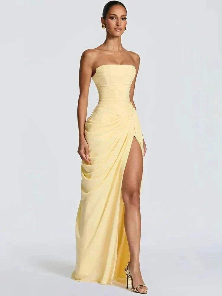 Vestido longo tomara que caia plissado com fenda lateral elegante para festa
