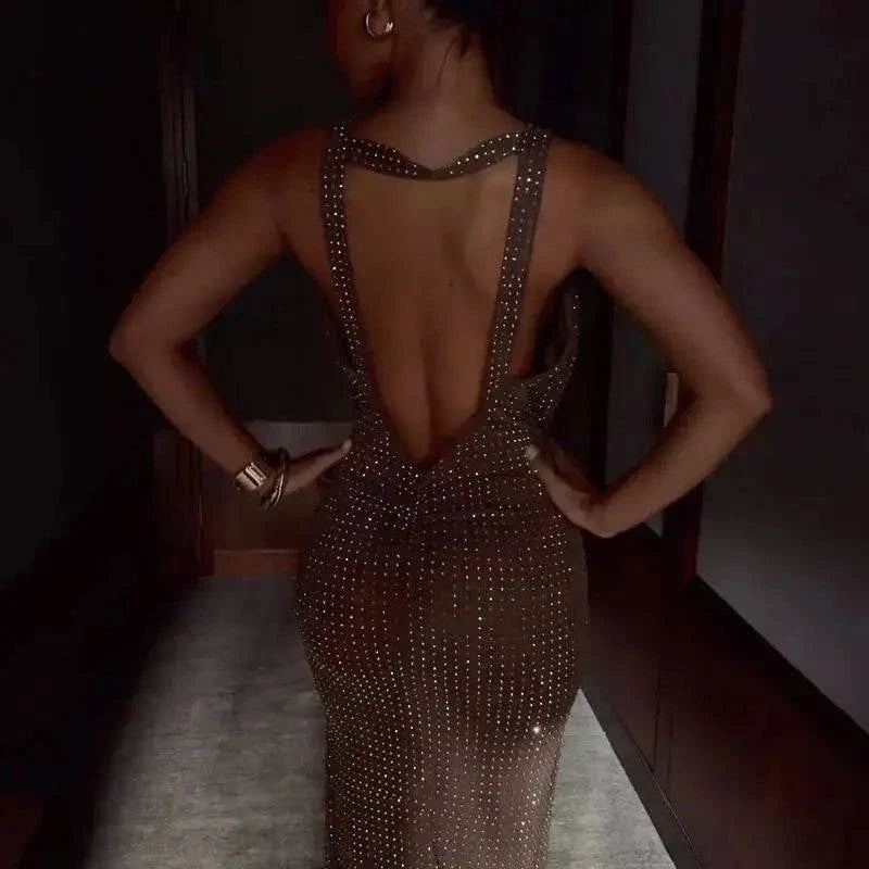 vestido maxi senhora longo sem mangas com decote profundo e lantejoulas para festa elegante