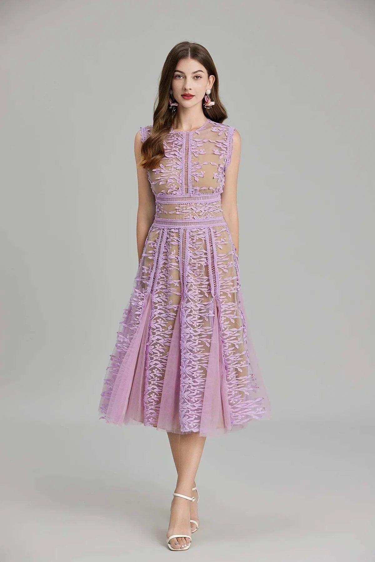 Vestido de festa de luxo verão em renda bordada com decote redondo e fecho dourado