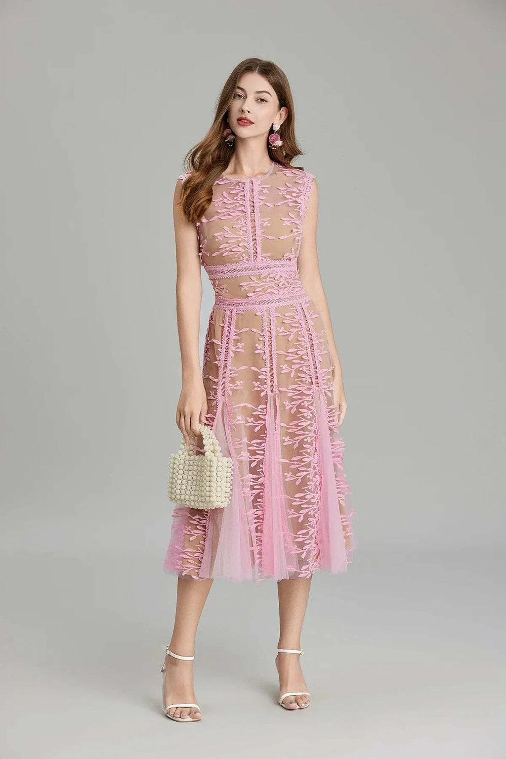 Vestido de festa de luxo verão com renda e bordados florais, sem mangas, decote O e fecho dourado nas costas