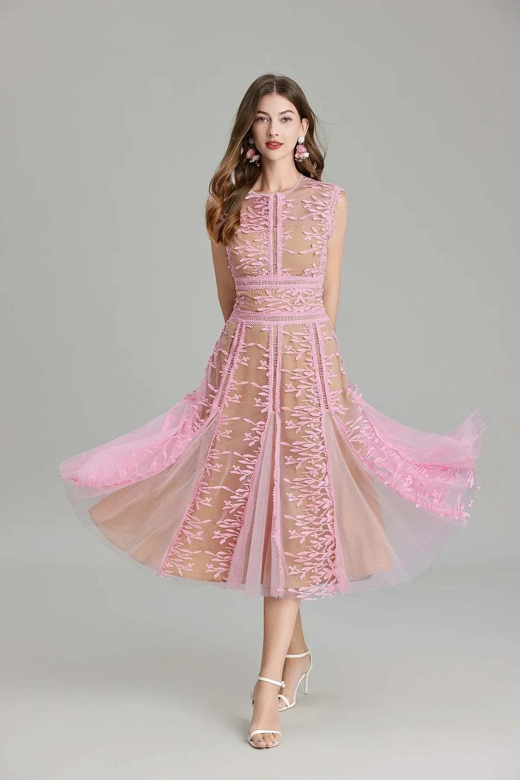 Vestido de festa midi dourado com bordado em renda e fecho atrás, sem mangas e decote redondo.