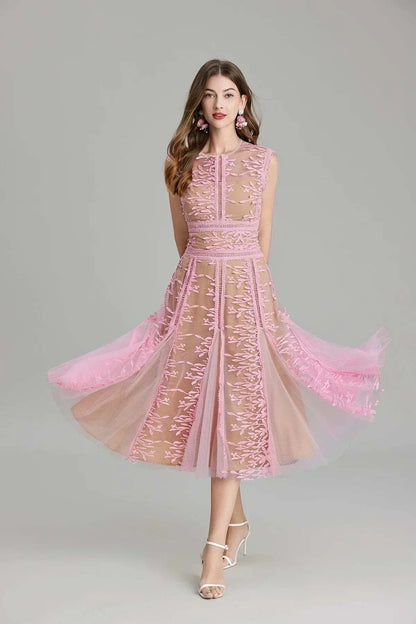 Vestido de festa midi dourado com bordado em renda e fecho atrás, sem mangas e decote redondo.