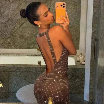 Vestido maxi senhora longo com brilho, sem mangas e decote profundo para festa formal