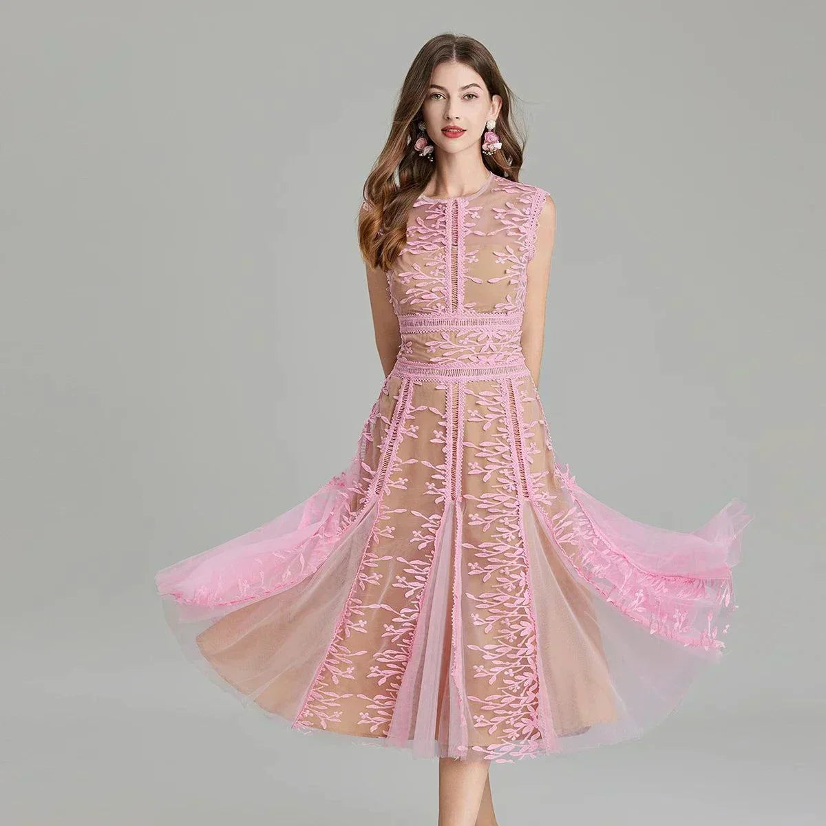 Vestido de festa de luxo com bordado floral em malha, sem mangas e fecho dourado, estilo midi.
