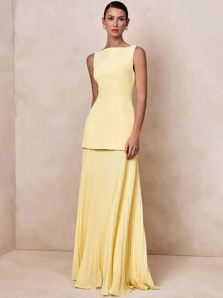 Mulher vestindo vestido de festa longo justo plissado com decote canoa em duas peças elegantes