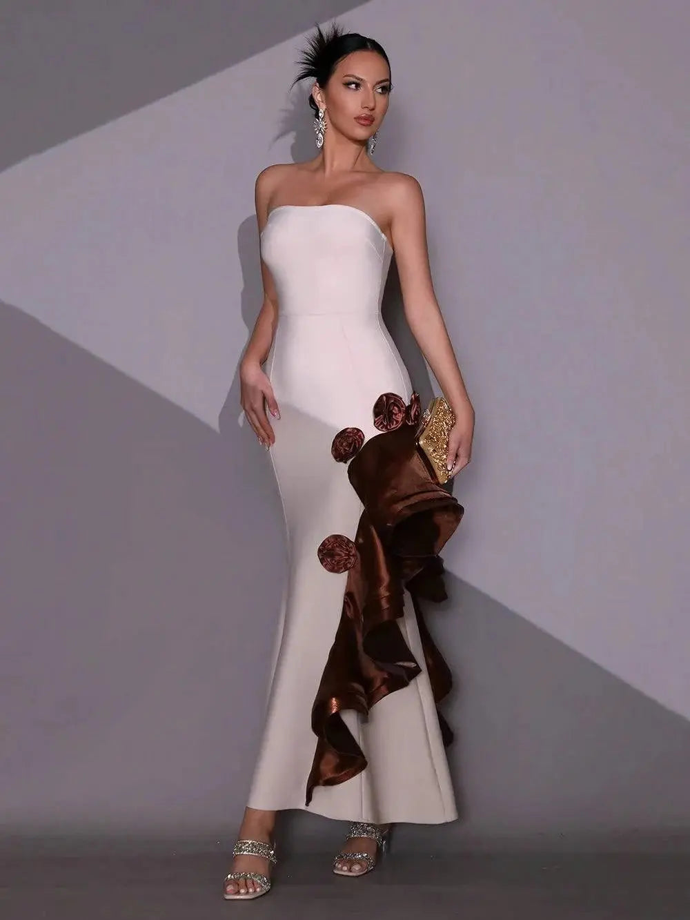 Vestido Sereia de Bandagem Strapless com Aplicação de Flores Marfim e Castanho