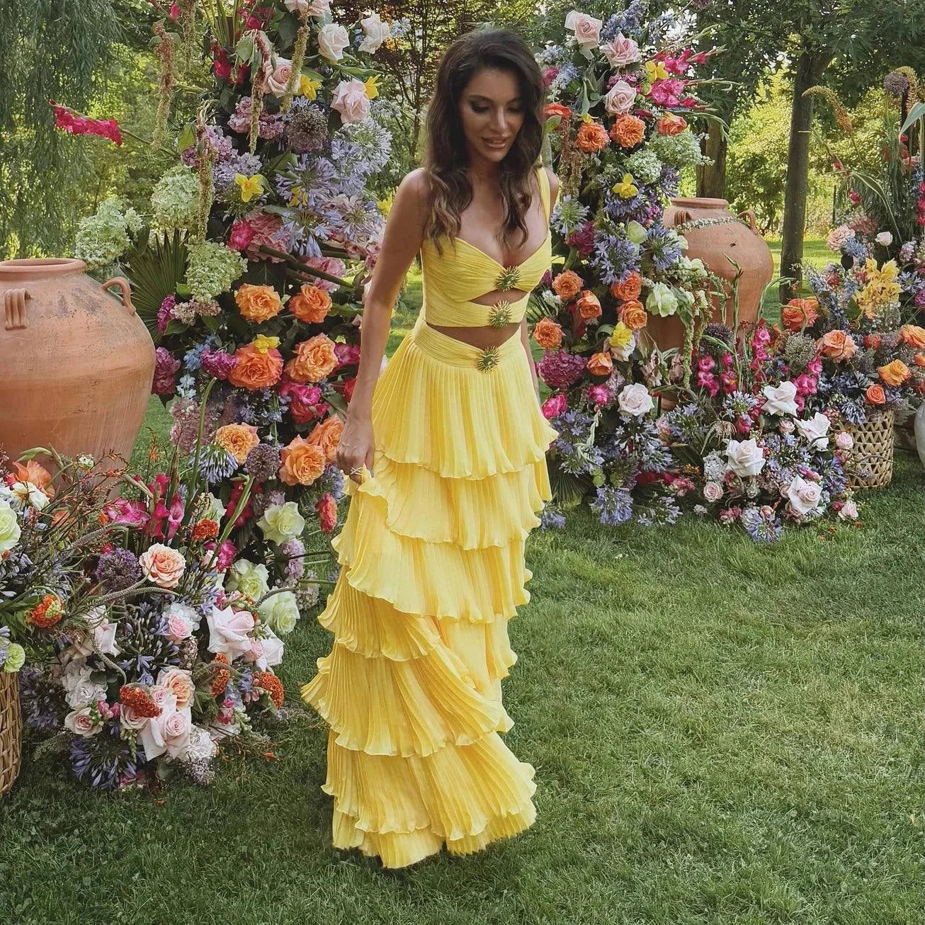 Vestido longo acetinado amarelo e azul sem mangas para verão com brilho subtil e saia plissada