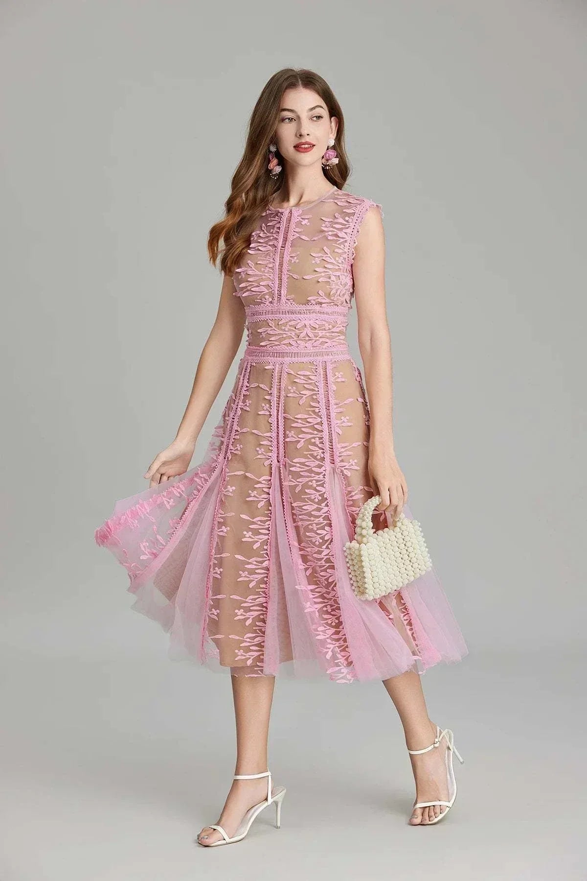 Vestido de festa midi rendado com flores bordadas em malha, costas com fecho dourado, sem mangas, decote redondo