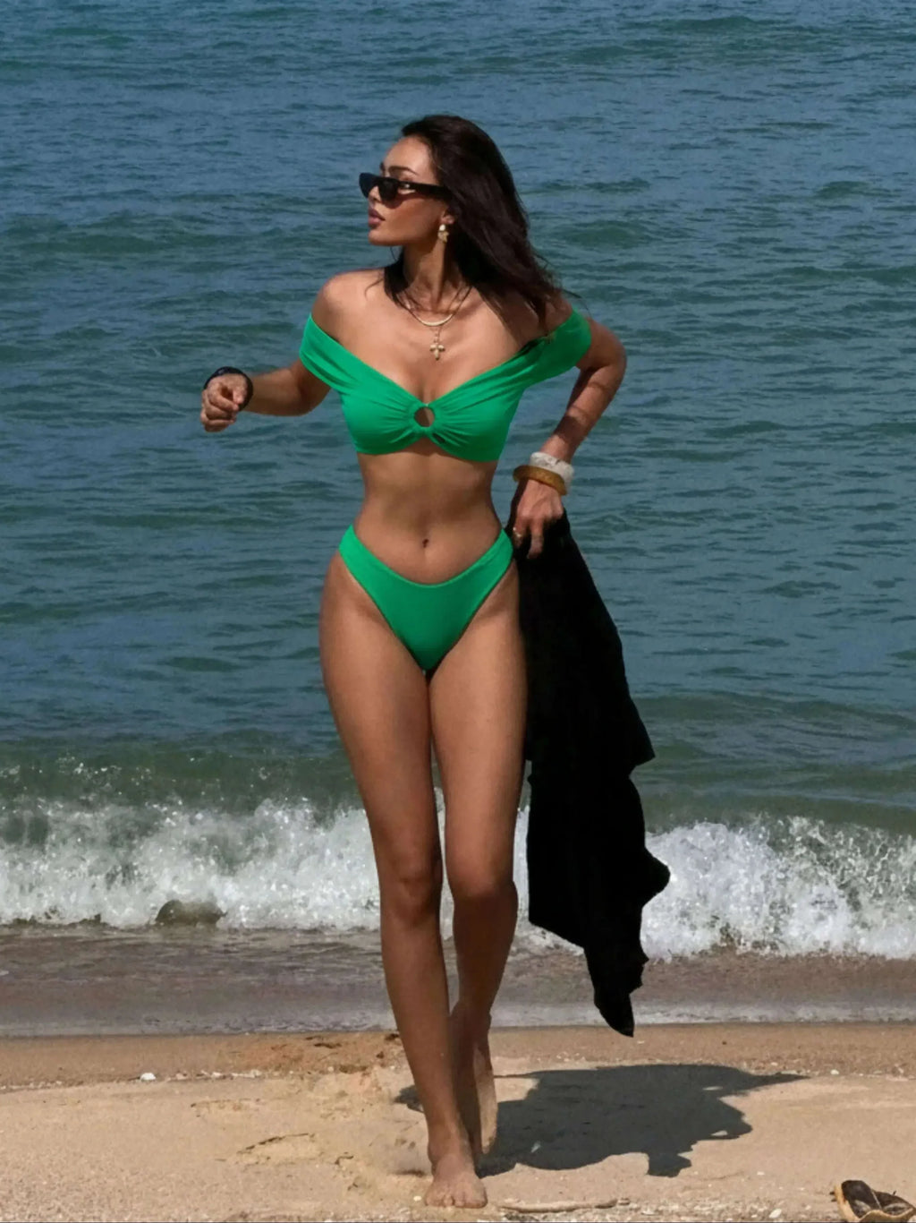 Conjunto feminino de biquíni com saia, top de um ombro e tecido liso, ideal para praia e verão