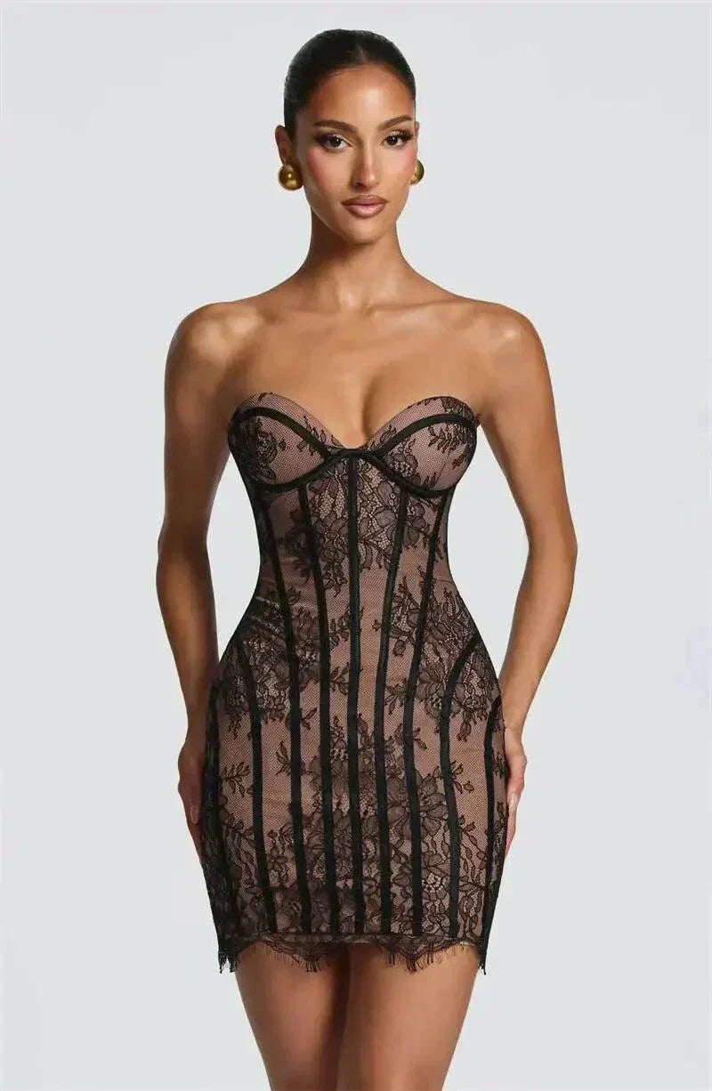 Vestido mini sem costura em renda preto com decote coração e tule para festa elegante