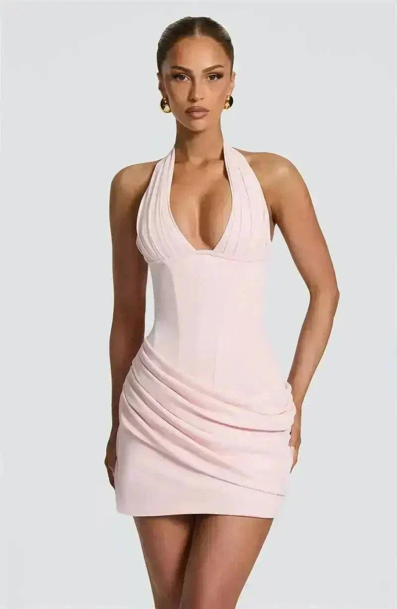 Vestido mini halter elegante com decote profundo em V e cintura franzida, sem mangas e costas nuas.