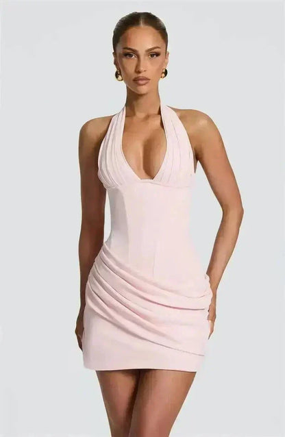 Vestido mini halter elegante com decote profundo em V e cintura franzida, sem mangas e costas nuas.