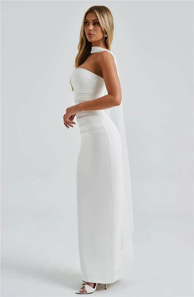 Vestido longo preto cai-cai ajustado com echarpe de chiffon fluida e gola choker elegante