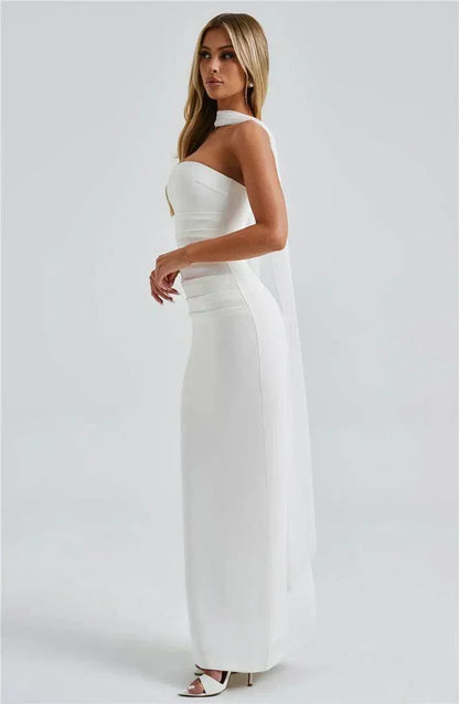 Vestido longo preto cai-cai ajustado com echarpe de chiffon fluida e gola choker elegante