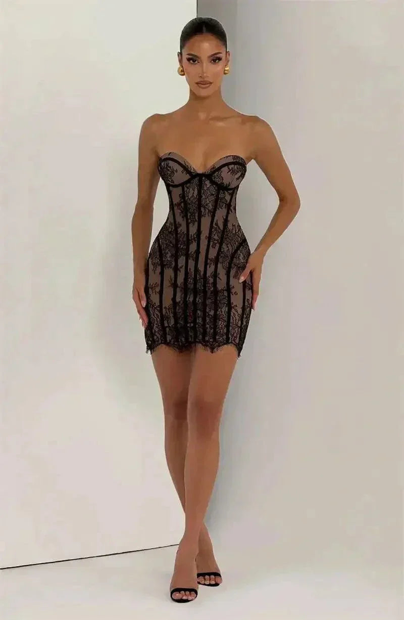 Vestido mini sem costura em renda com decote coração e tule para festa
