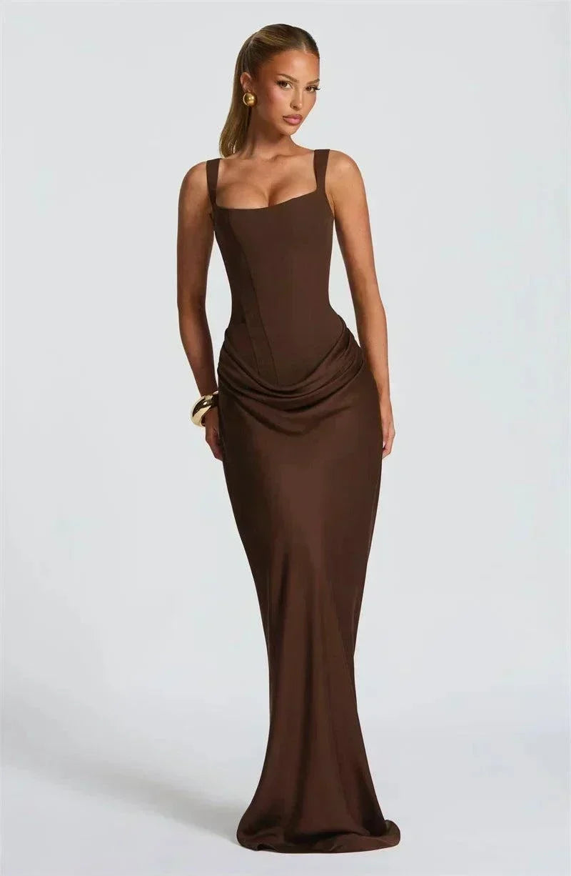 Vestido maxi elegante longo sem costas para festa com corte justo e alças finas