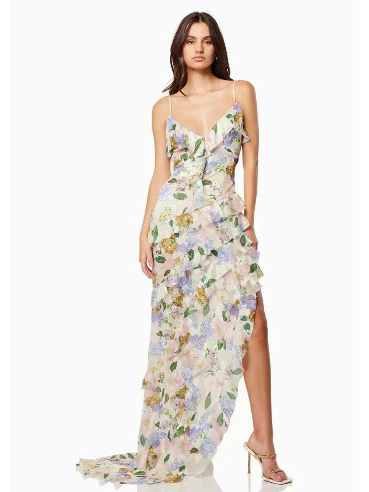Mulher com vestido longo de praia floral com alças finas e decote em V, ideal para festa na praia