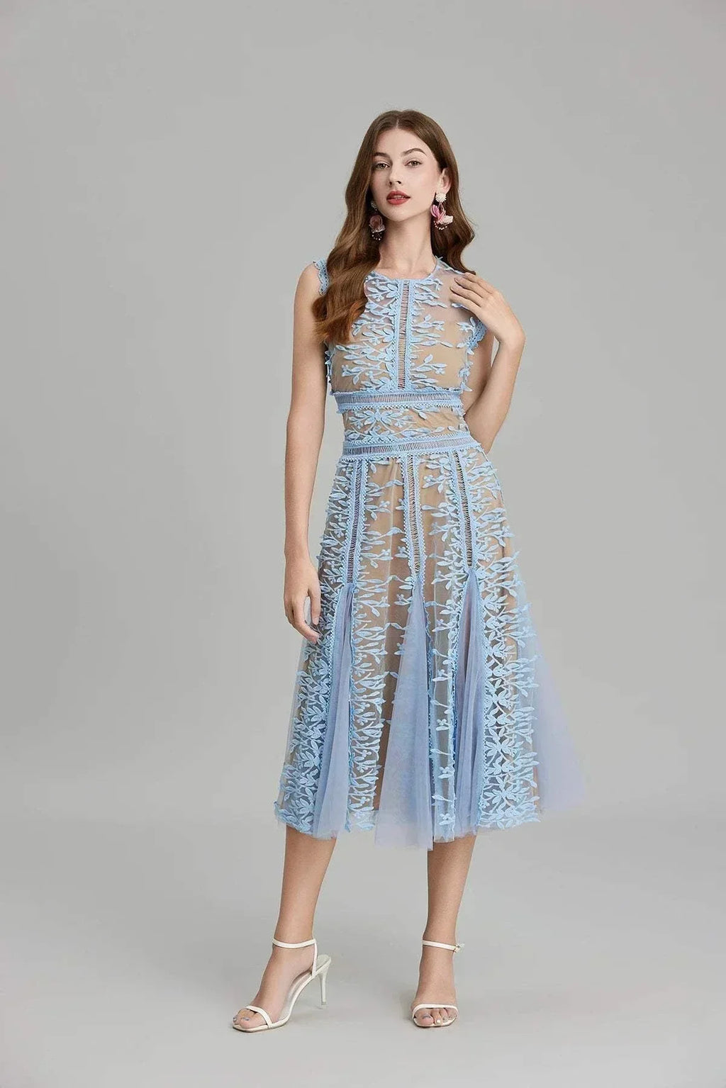 Vestido de festa midi em rede com flores bordadas, decote O, sem mangas e zipper dourado, ideal para verão