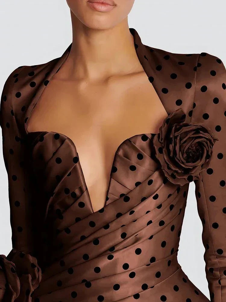 Vestido mini feminino com decote em V e folhos, manga longa e padrão de flores, ideal para festas e eventos elegantes.