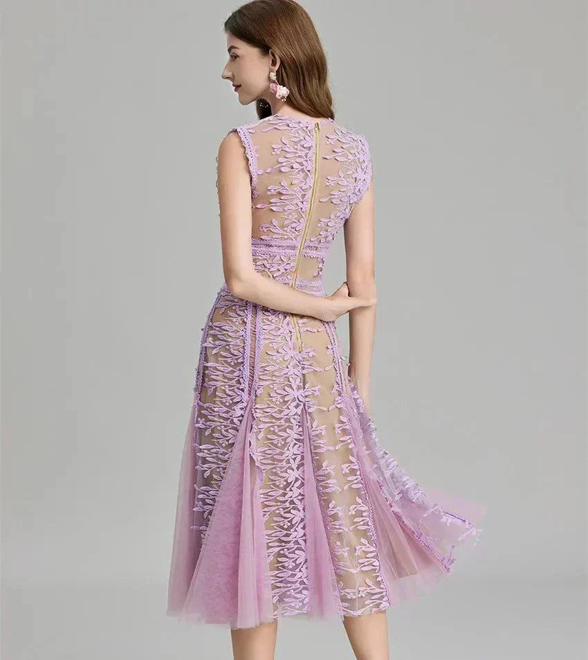 Vestido de festa midi sem mangas em renda com bordado floral e fecho dourado.