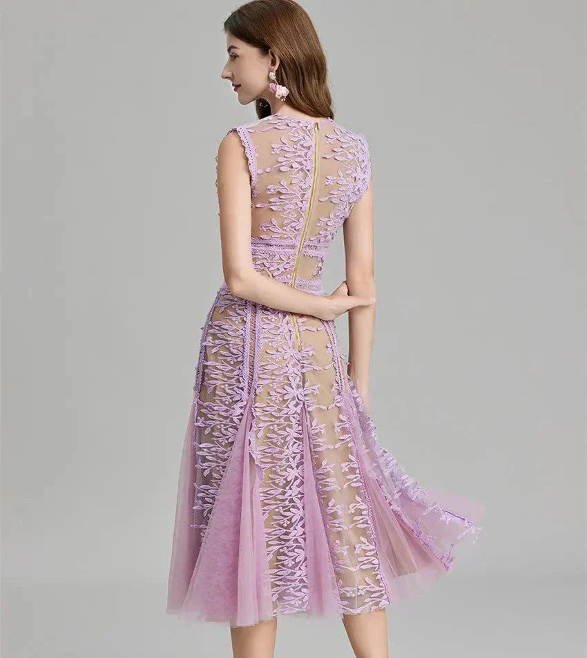 Vestido de festa midi sem mangas em renda com bordado floral e fecho dourado.