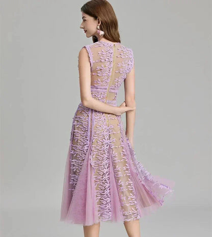 Vestido de festa midi sem mangas em renda com bordado floral e fecho dourado.