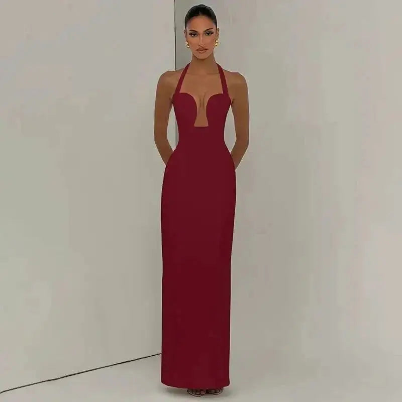 Vestido Longo Halter Justo com Decote Profundo e Recortes Elegant