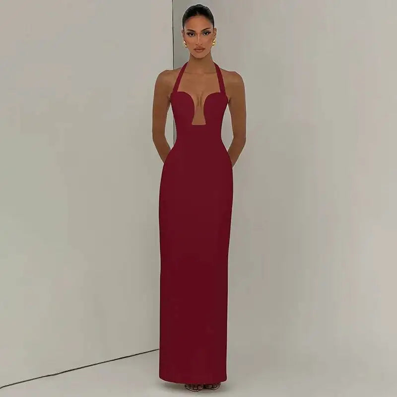 Vestido Longo Halter Justo com Decote Profundo e Recortes Elegant