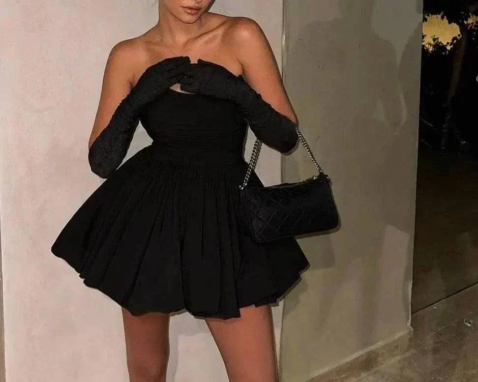 Vestido mini tomara que caia preto estilo balão com luvas compridas elegantes