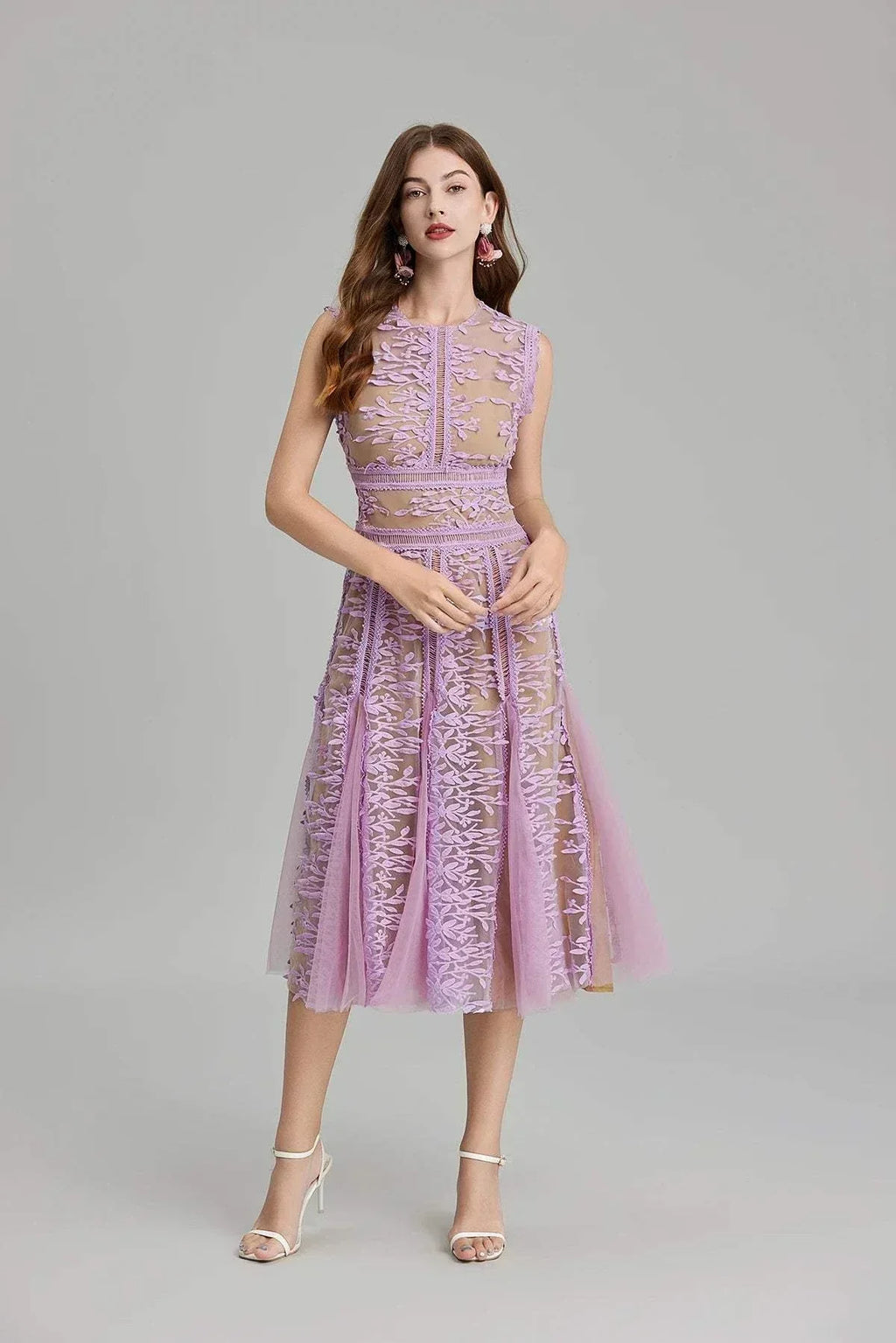 Vestido de festa luxuoso de verão com bordado floral, tule, decote O, sem mangas e fecho dourado, comprimento midi.
