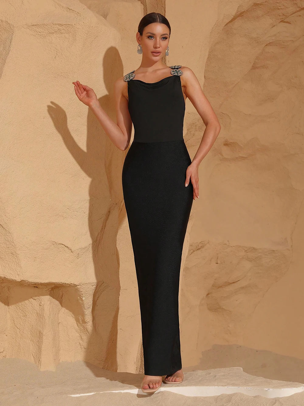 Vestido Longo Bandage Sereia Costas Nuas com Correntes de Strass e Brilho