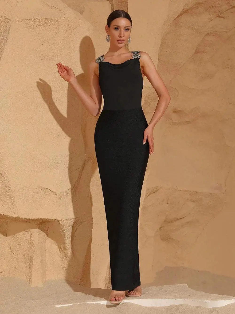 Vestido Longo Bandage Sereia Costas Nuas com Correntes de Strass e Brilho Niquice