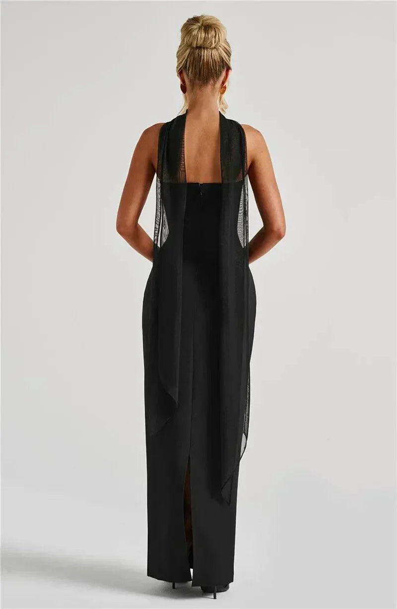 Vestido longo preto cai-cai ajustado com echarpe de chiffon elegante