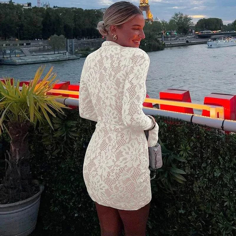 Vestido curto de renda justinho com mangas flare e decote gota elegante
