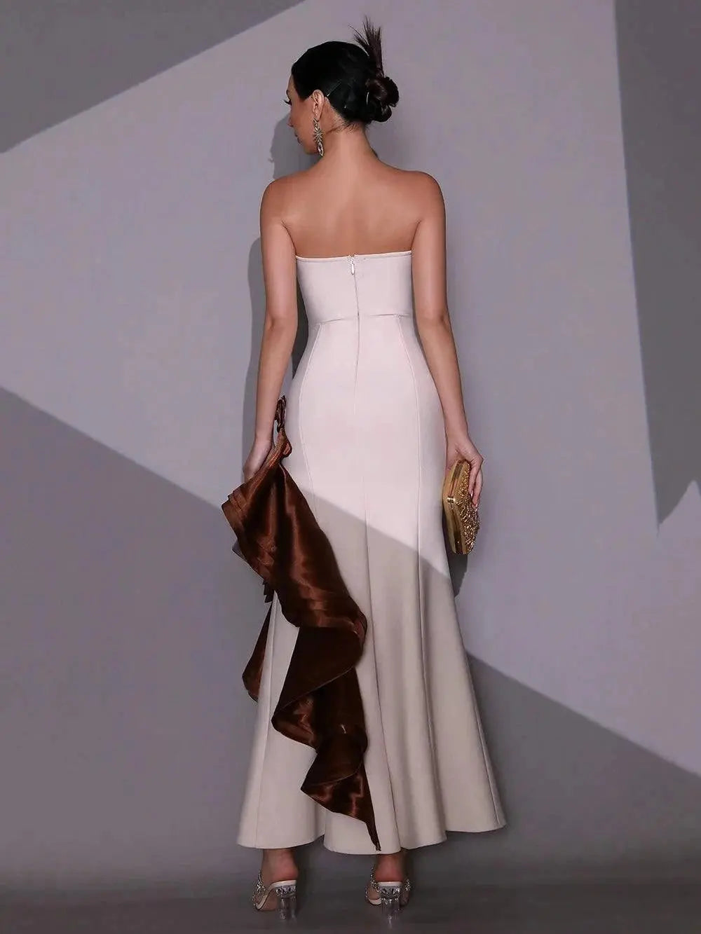 Vestido Sereia de Bandagem Strapless com Aplicação de Flores Marfim e Castanho