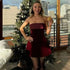 Vestido mini de veludo strapless, bodycon e costas abertas ideal para festas e eventos elegantes.