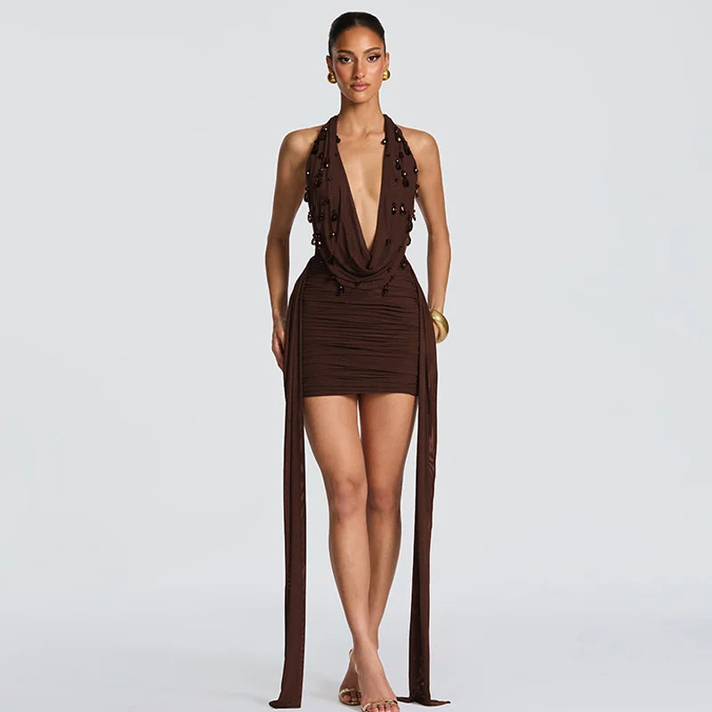 Vestido mini sexy com decote em V profundo e estilo halter, detalhes em cristais e costas descobertas.