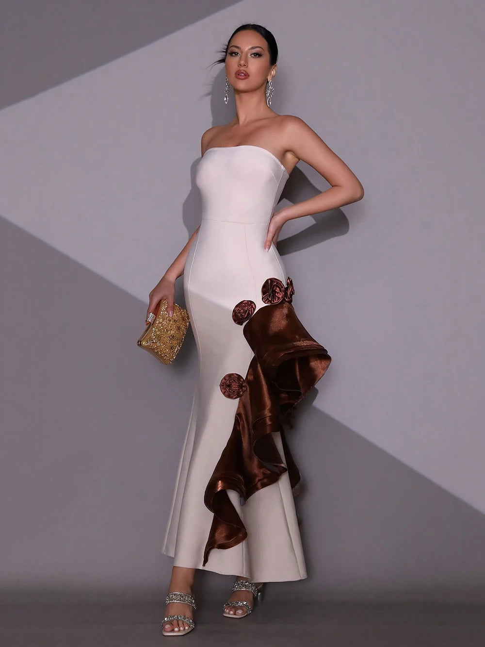 Vestido Sereia de Bandagem Strapless com Aplicação de Flores Marfim e Castanho