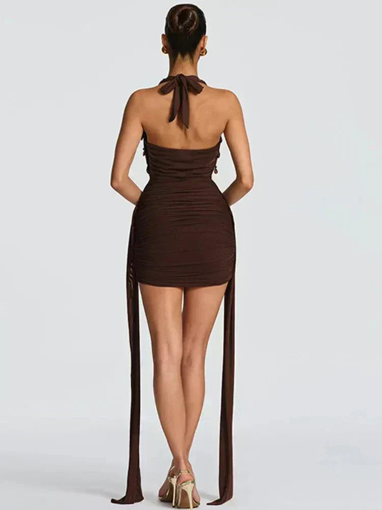 Vestido mini halter decote em V profundo com costas nuas e cristais lágrima