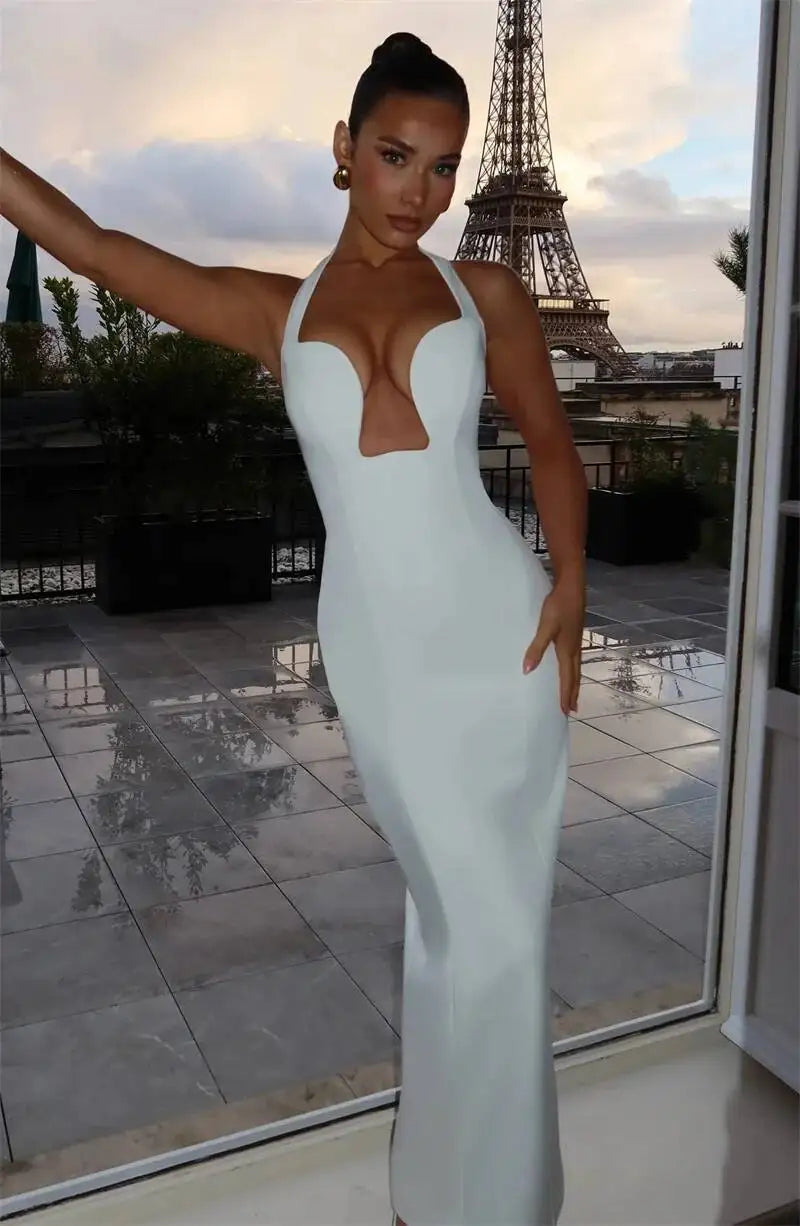 Vestido Longo Halter Justo com Decote Profundo e Recortes Elegant